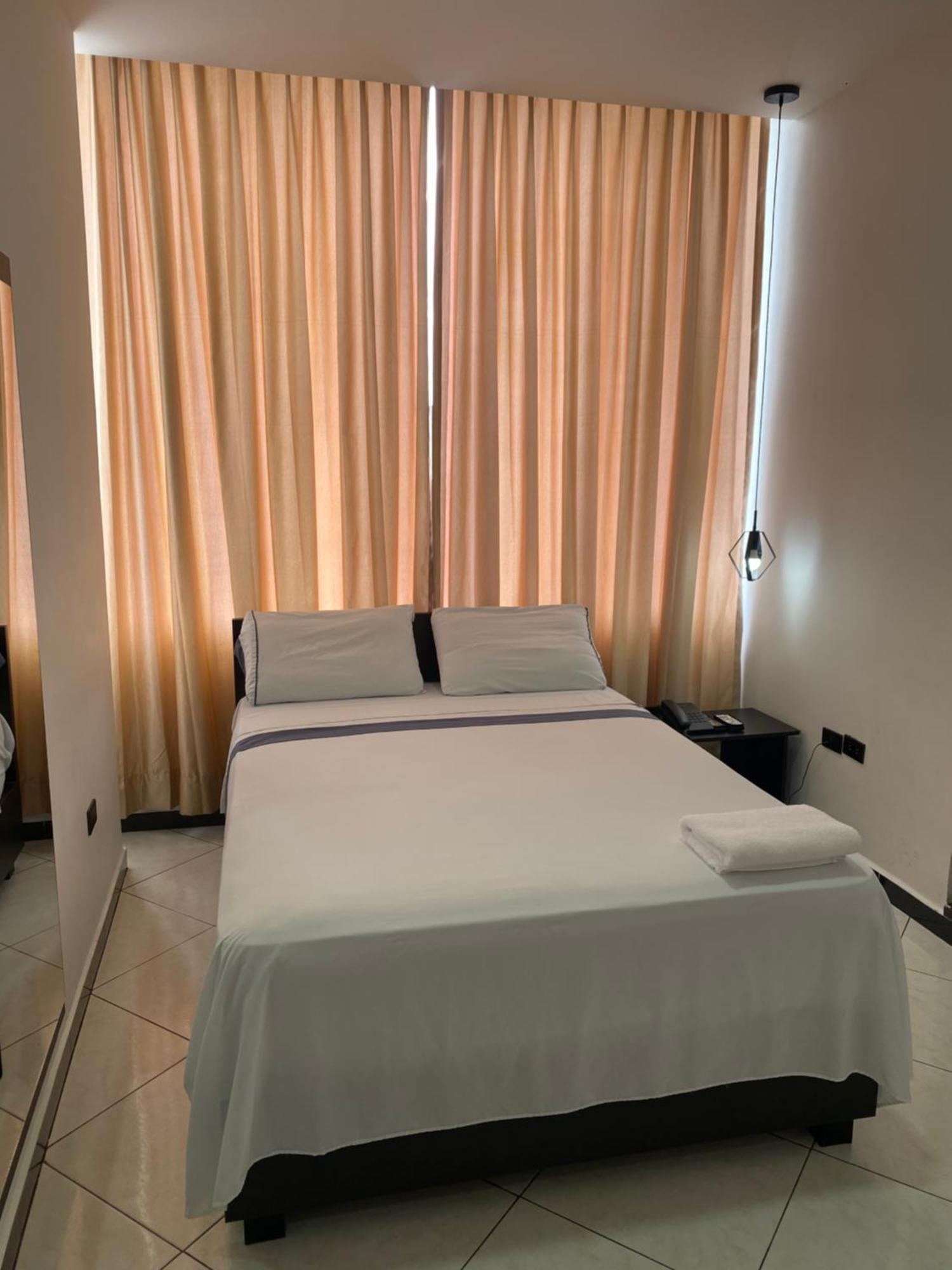 Bryss Hotel Санто Доминго де лос Колорадос Екстериор снимка