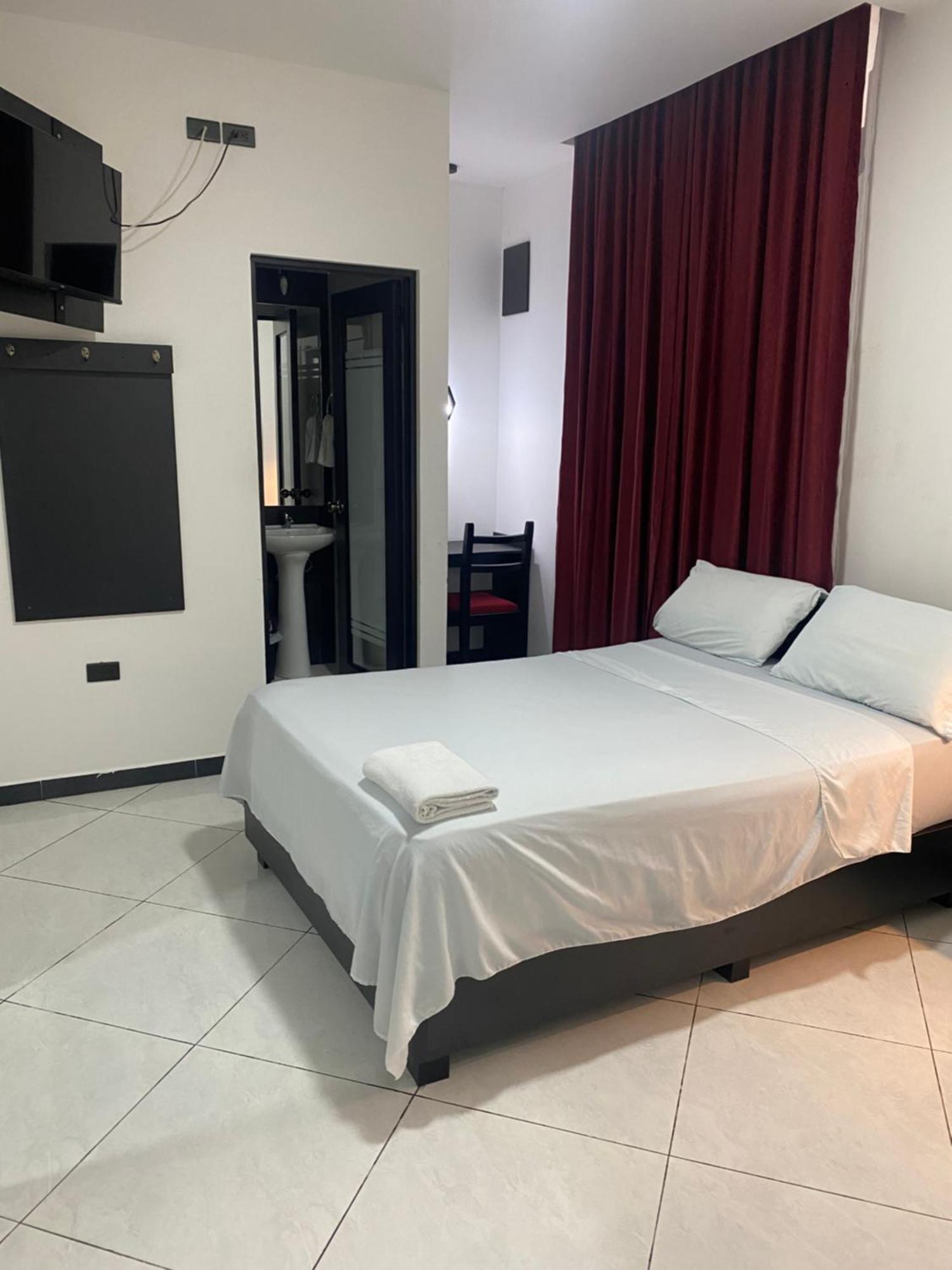 Bryss Hotel Санто Доминго де лос Колорадос Екстериор снимка