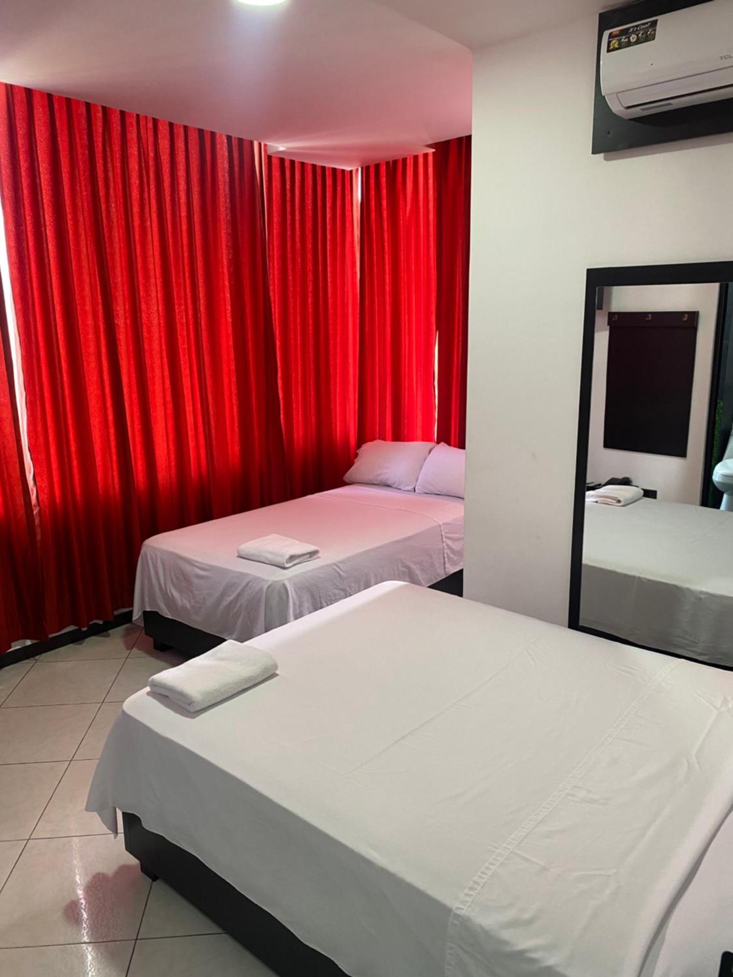 Bryss Hotel Санто Доминго де лос Колорадос Екстериор снимка